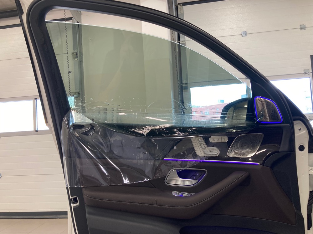 Jak se chránit před slunečními paprsky v automobilu?